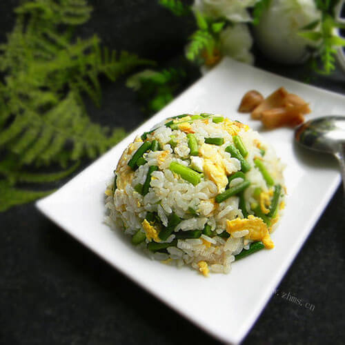 家常蒜苗鸡蛋炒饭