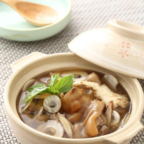 香喷喷的通草猪蹄汤