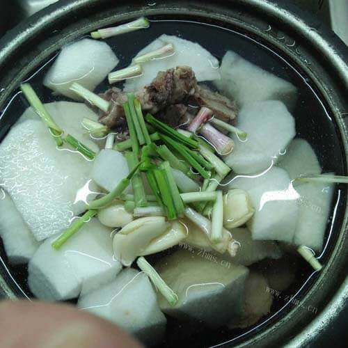 色香味俱全的萝卜排骨汤做法图解3)
