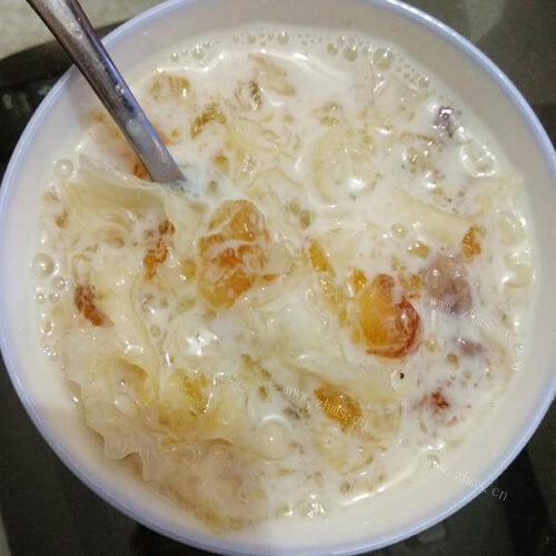美味的桃胶炖牛奶