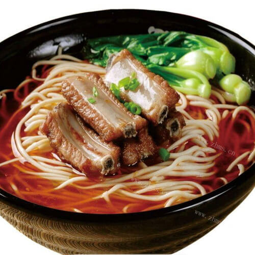 色鲜味美的排骨酥面