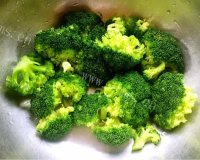色味俱佳的金钱爆蹄筋做法图解2)