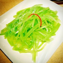美味的蒜香麻辣莴笋丝做法图解6)