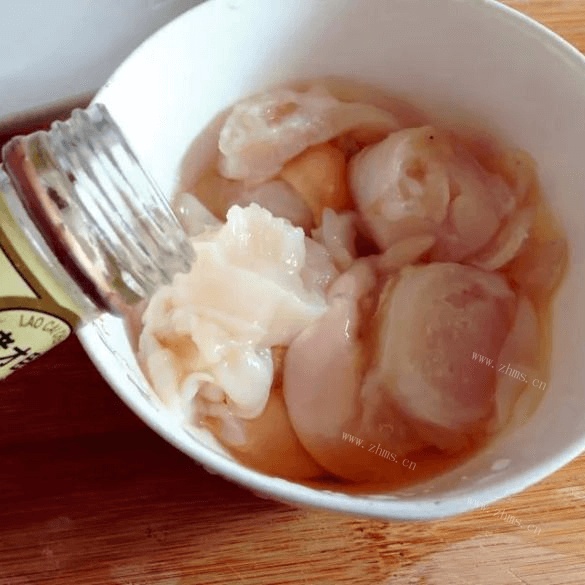 美味的蒜蓉粉丝蒸扇贝做法图解4)