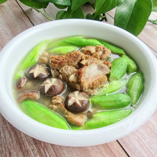美味的丝瓜香菇炖排骨