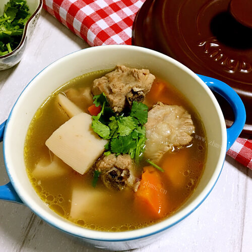 美味的茶树菇莲藕排骨汤