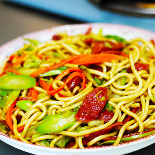 美味的紫椰菜香肠炒面 