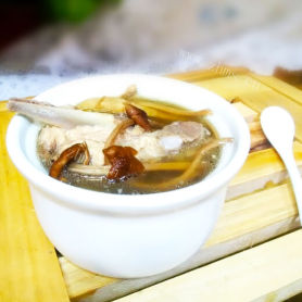 营养健康的茶树菇排骨头汤