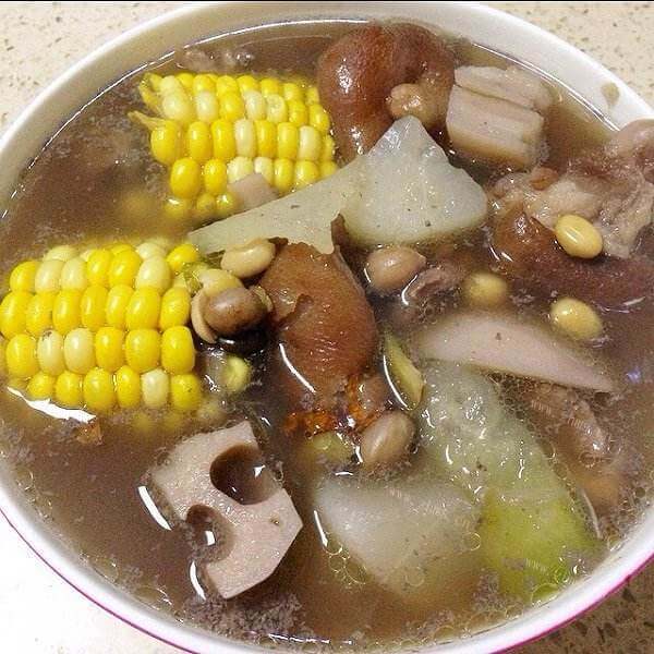 营养的玉米萝卜猪蹄汤