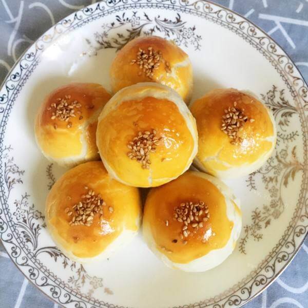 美味酥脆的红莲蛋黄酥