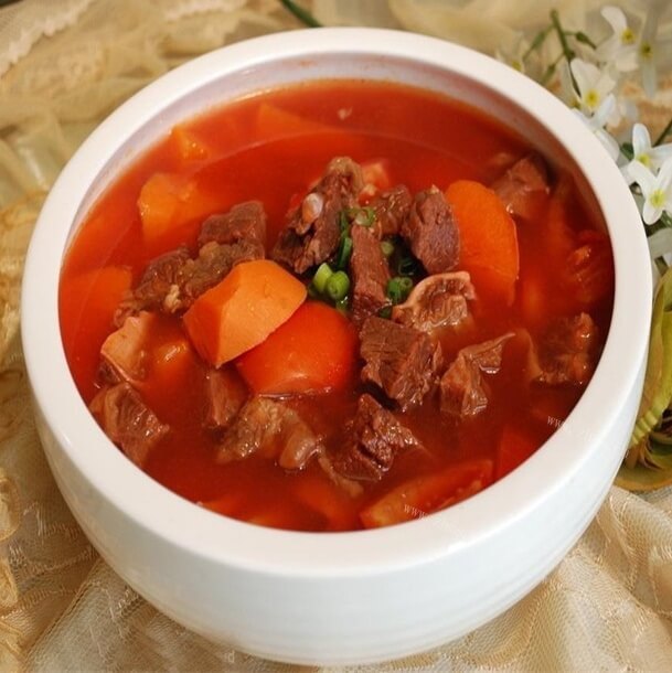 可口的牛肉炖土豆西红柿