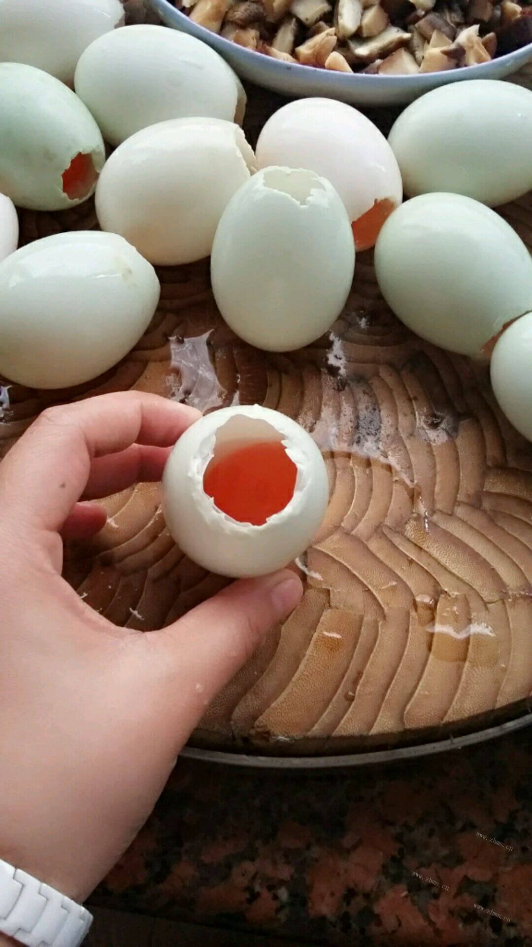 清香鲜美的咸鸭蛋糯米饭做法图解3)