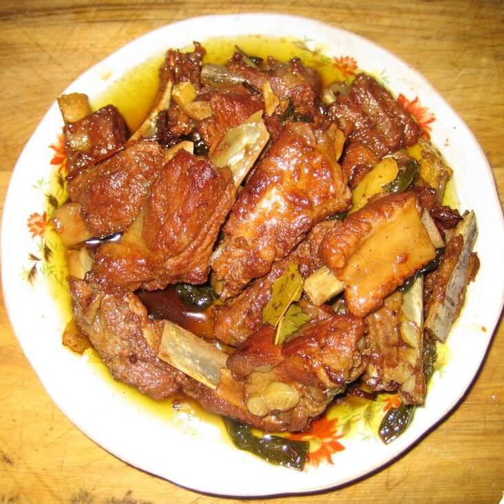 午餐红烧排骨豆腐皮