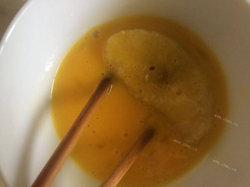 香甜鸡蛋煎蜜枣粽子做法图解2)