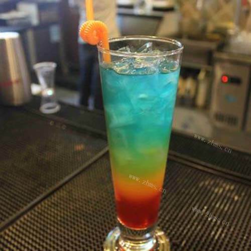 艳丽彩虹鸡尾酒