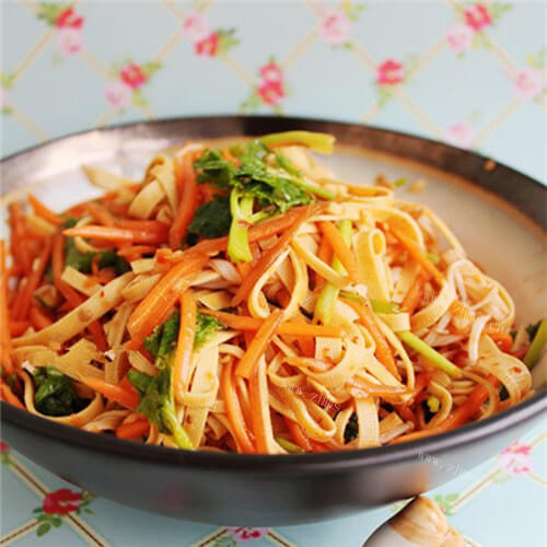 爽口的金针菇拌豆腐丝