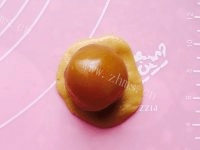 甜酥的中秋蛋黄月饼做法图解6)