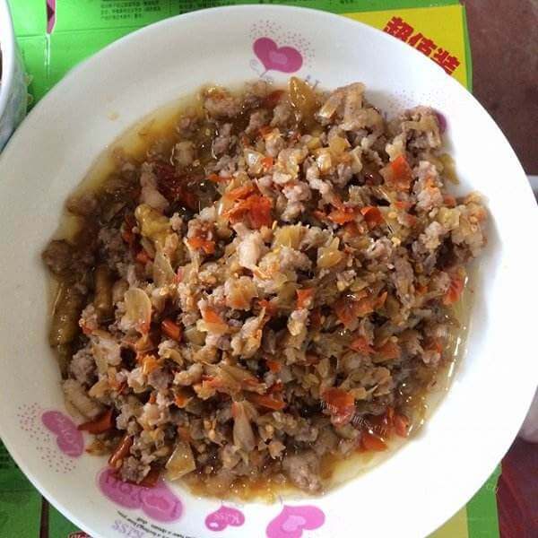 特色的酸腌菜炒蚕豆