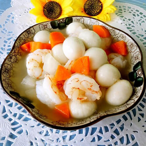 可口的黑芝麻汤圆蔬菜羹