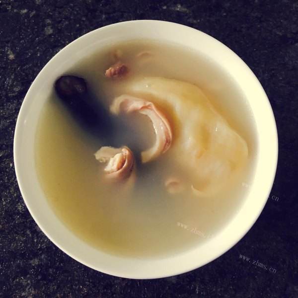 大补的可口海参木耳排骨盅