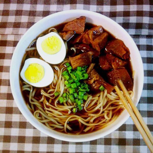 香辣的台湾牛肉面