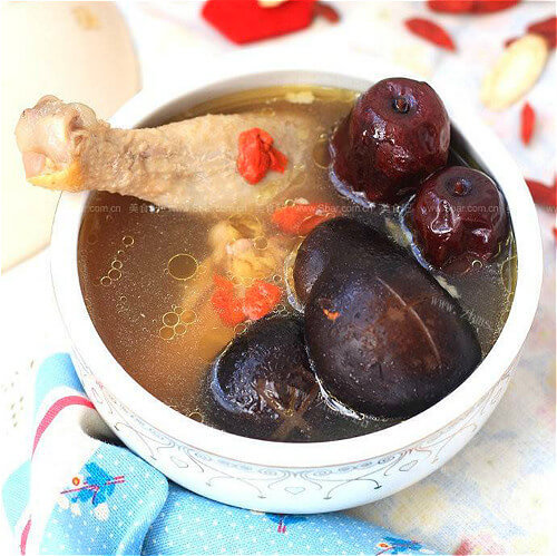 鲜美的砂锅红枣鸡汤