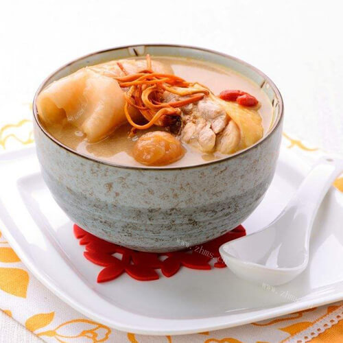 滋补的双参花胶鸡汤