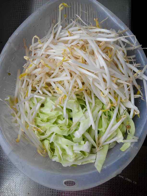 鲜爽的醋溜甘蓝豆芽菜做法图解1)