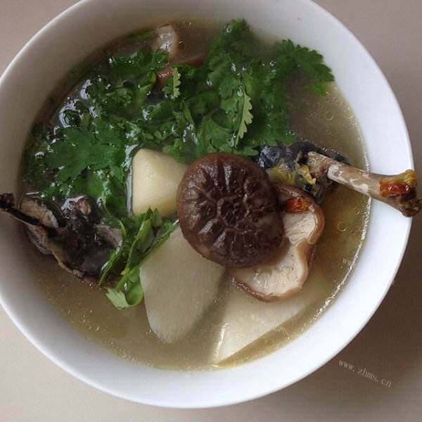好吃的香菇山药鸡肉汤
