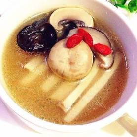 美味鸡骨头菌汤