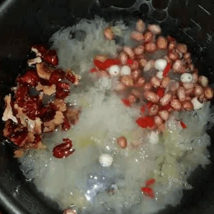 美味早餐银耳莲子粥做法图解3)