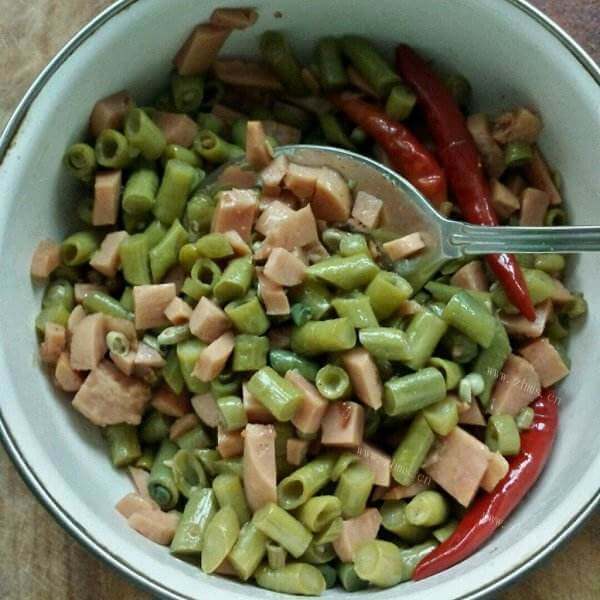 热腾腾的火腿肠焖豆角
