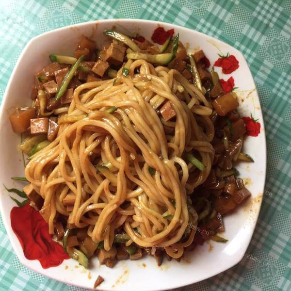 美味的土豆拌面肉酱