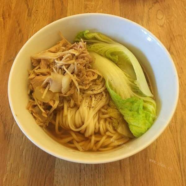 美味的杏鲍菇萝卜汤面 