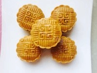 甜酥的中秋蛋黄月饼做法图解9)
