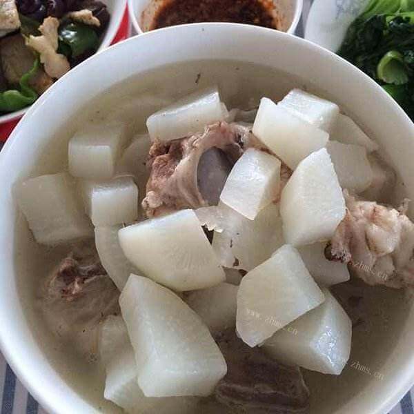 家常棒子骨炖萝卜