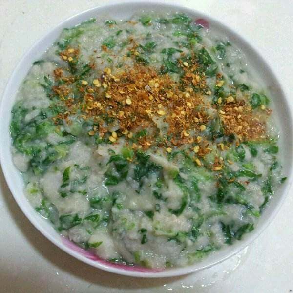 美味的芋头花生米青菜咸粥