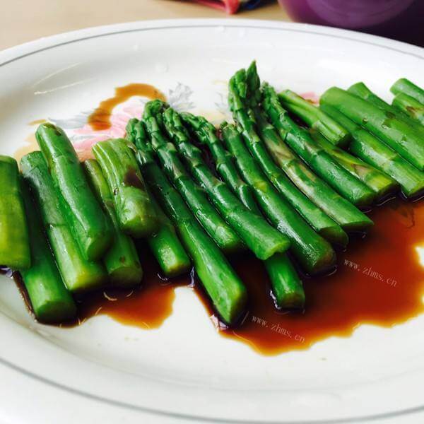 鲜美的白灼芦笋