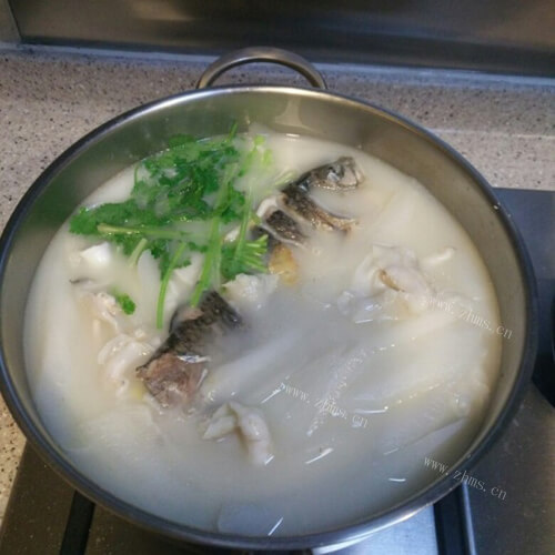 没味的鱼鳔鲫鱼白萝卜汤