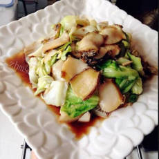 美味的虾肉鲍鱼炒圆白菜