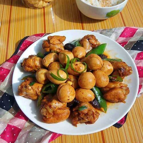 美味的鹌鹑蛋烧鸡翅根