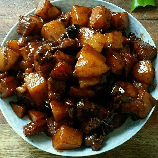 美味的红烧肉多炖土豆