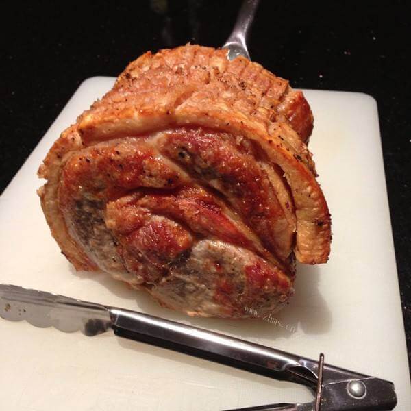 香嫩的烤猪肘肉