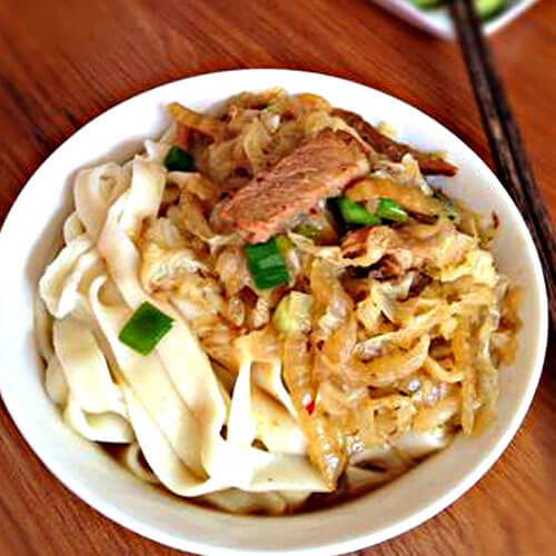 美味的熟肉白菜卤面