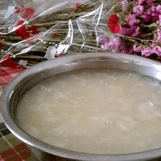 美味的银耳莲子粥