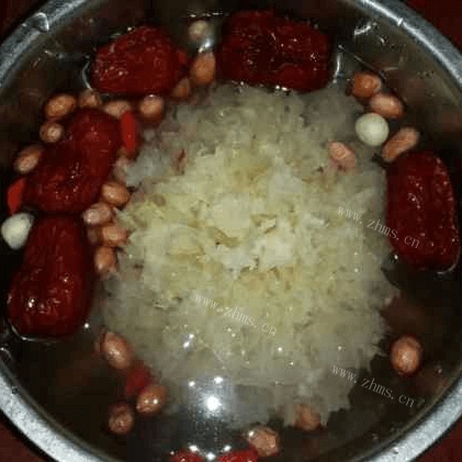 美味早餐银耳莲子粥做法图解1)