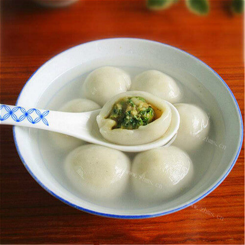 翠色欲滴的油菜蕻鸡蛋煮汤圆