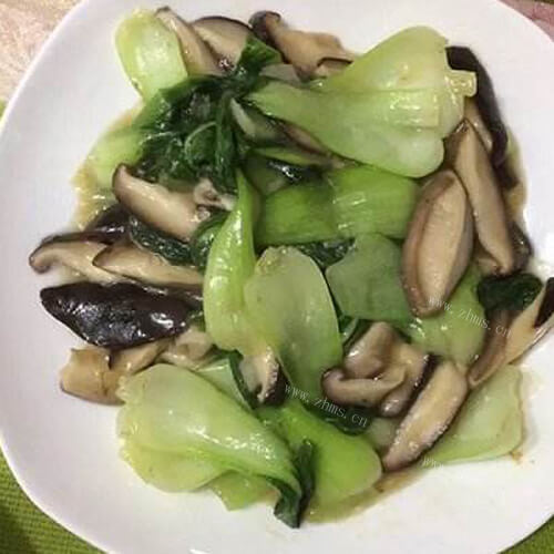 美味的清炒平菇小油菜