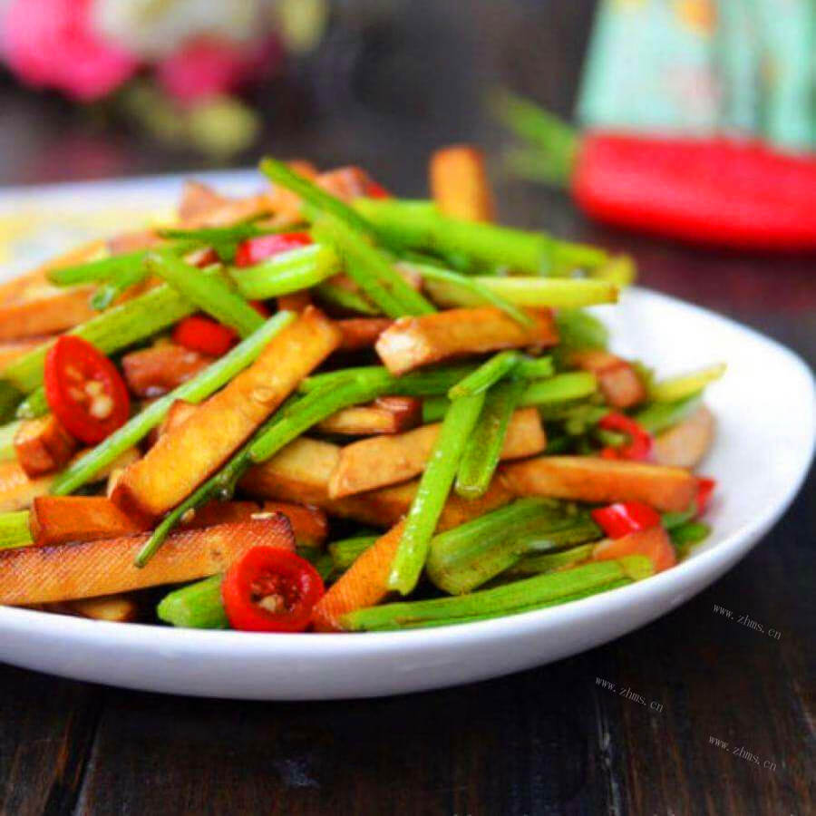 美味的香干凉拌芹菜叶