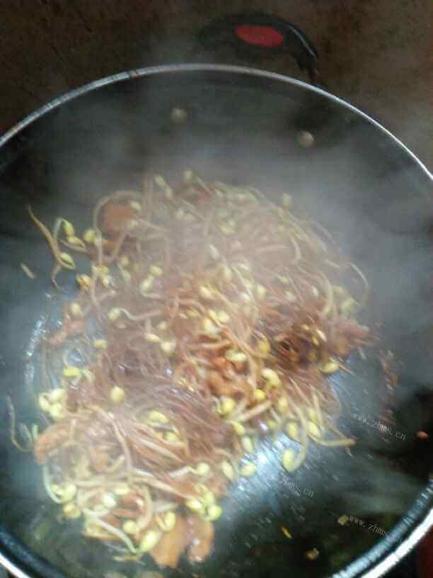 家常猪肉豆芽粉丝做法图解5)